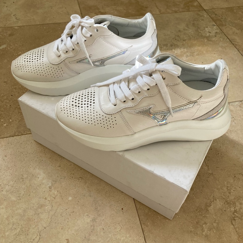 Mizuno leather tennis shoes